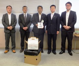 目録を手にする岡本実教育長