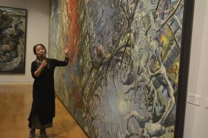 作品を説明する遠藤さん