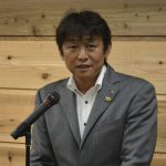 あいさつをする柴田社長