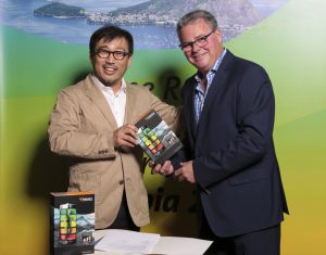 リオ五輪チームリーダーと片野秀樹独支社長（左）