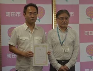 石阪丈一市長と川村社長（左）