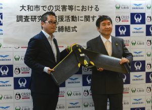 ドローンによる災害支援を行う古橋教授（左）