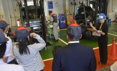 教育関係者60人が視察した川崎営業所の整備工場