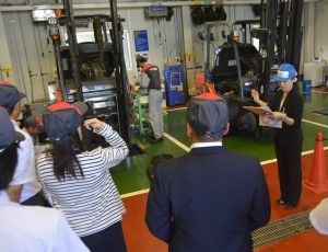 教育関係者60人が視察した川崎営業所の整備工場