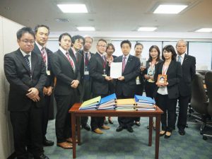 塩崎厚労省（右から５人目）に要望書を手渡す高木さん