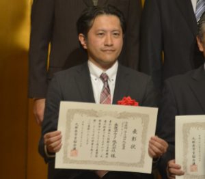 表彰式に出席した永進テクノの鈴木社長