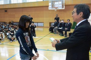 大木市長から免許証を受け取る児童