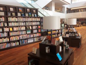 新書コーナーやカフェがある１階フロア