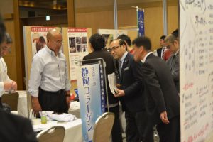 出展者に声をかける橋本社長（右から３人目）