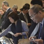 ヘルスケア関連製品に興味を示す視察団