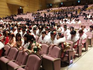 市民会館で開かれた「はたちのつどい」