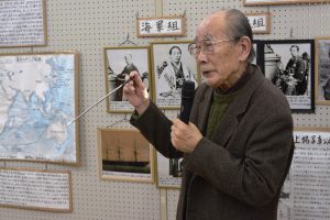 調査・研究してまとめた資料について説明する涌田さん