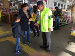 安全運転を促す相模原交通安全協会会員（右）