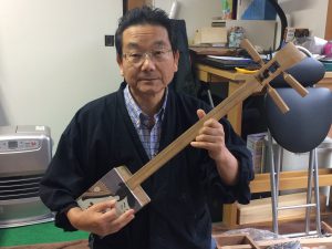 完成した試作品を試奏する小松社長