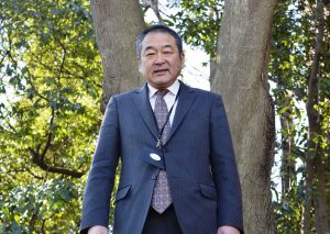 「るーたんの森」に立つ渋谷社長