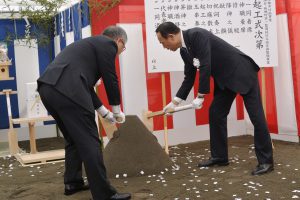 鍬入れで安全を祈願する加山市長(右)と田所会長