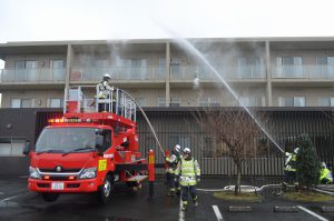 実際の消防機材を使用した本格的な訓練