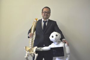 説明につか骨格標本を持つ阿部社長