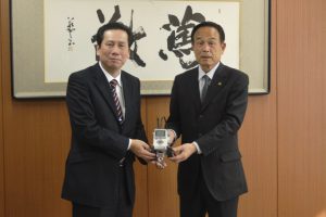 ロボットの組み立てキットを加山市長に手渡す岩下支店長（左）