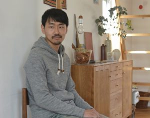 作品に囲まれる岡林さん