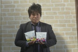 限定販売の2種を持つ若林さん