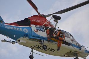 オホイスト救助の訓練に参加した川崎市消防局の防災ヘリ =3日、相模原市・淵野辺公園隣接地上空