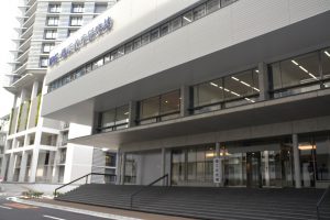 北里大学病院本館の北側にあるＩＰＥ棟