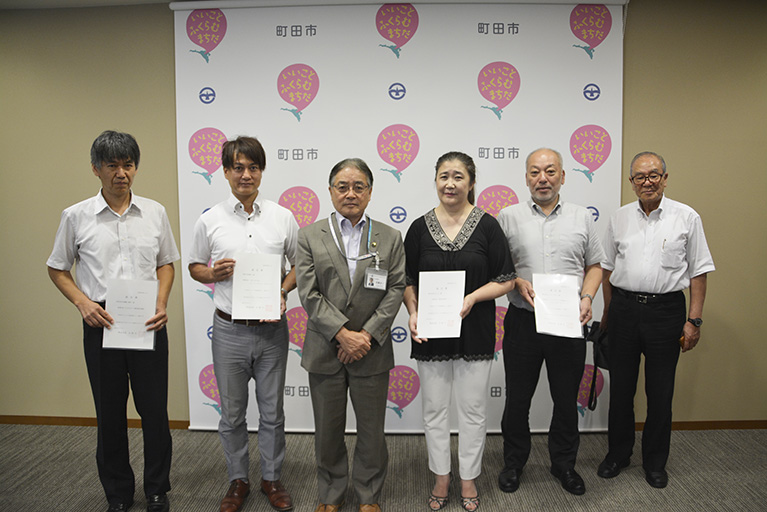 ５社の代表者と石阪市長（左から３人目）