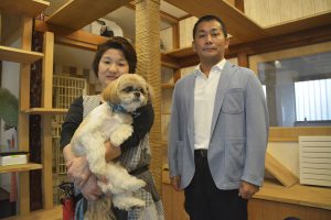キャットルームでオーナーの岩崎さん（左）と田中社長