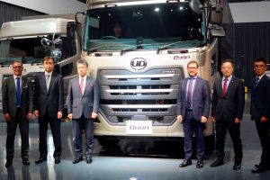 新型「クオン」の前に並ぶ経営陣と開発幹部ら