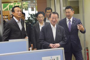 加山市長と赤間議員の案内で視察した江崎大臣（右から２人目）