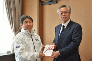 大木市長（左）に目録を手渡す鶴井常務理事