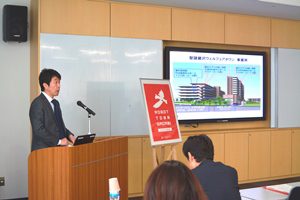 現場の課題を紹介する発表者 