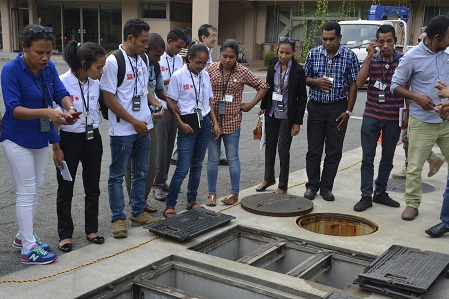 市津久井下水道事務所の職員から浄化槽の説明を受ける視察団