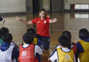 中学生に友情や敬意の大切さを説く松本さん