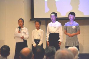 会議の成果を報告する旭小の児童
