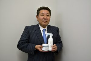 「Genyuine Deodorant」を紹介する船木社長