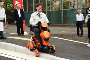 完成した模擬道路で実験した外出支援ロボット