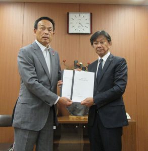 要望書を手渡す杉岡会頭（右）