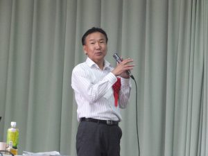 演壇に立つ松岡氏