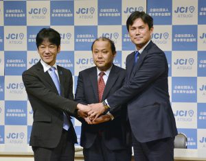 握手を交わす16区の候補予定者