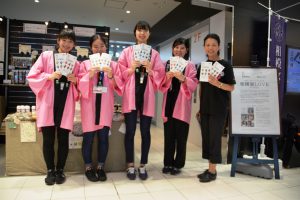 相模原の特産品を販売した学生と小泉准教授（右）