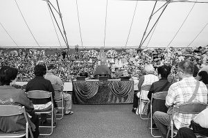 たいせつな人形を弔う「人形供養祭」の様子