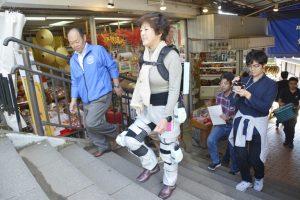 「クララ」を装着して階段を軽々と上る協力者