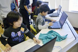 1人1台のパソコンを使いプログラミングに励む自動