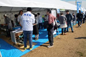 開会後まもなく来場者で賑わう青工研ブース