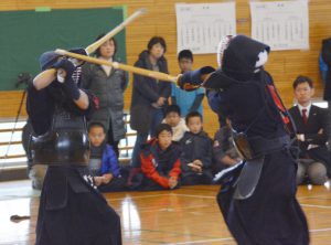 激しく競り合う少年剣士たち＝相模原市・田名小体育館