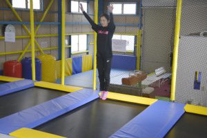 競技用トランポリンもある全天候型施設