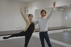こだわりのスタジオで指導に当たるしのださん、川村さん