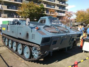 陸幼装備研究所で公開したハイブリット装軌車